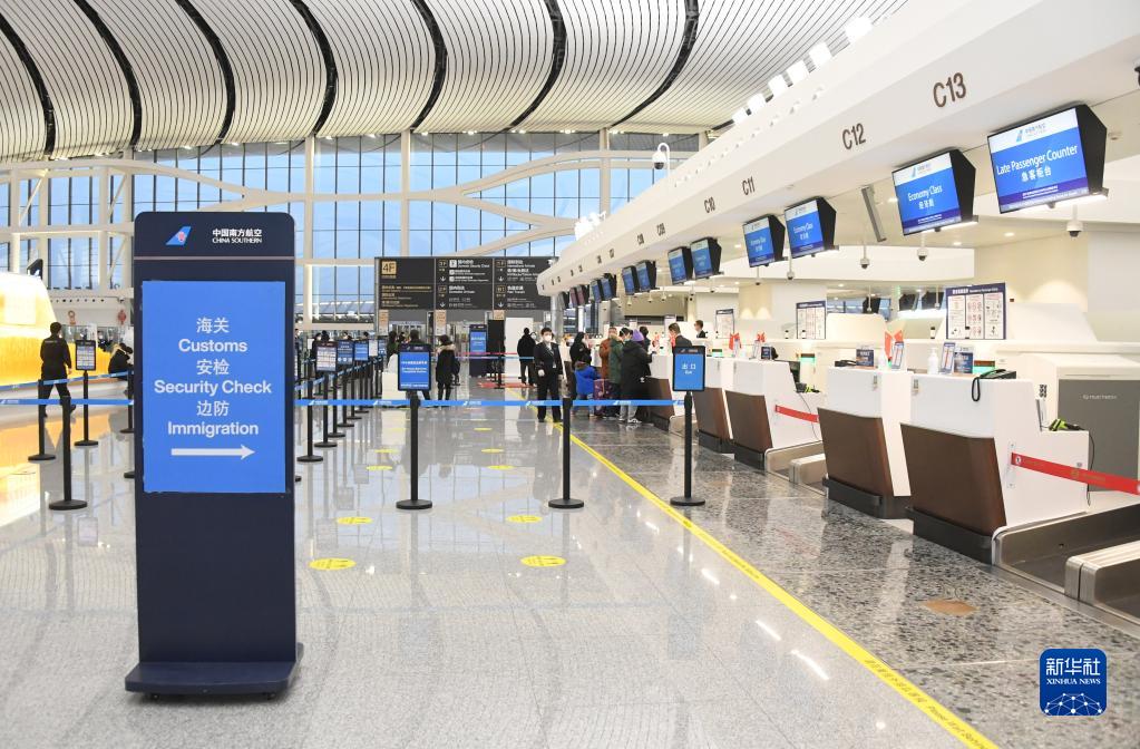 在北京大兴机场,乘坐cz309次北京大兴飞往香港航班的旅客办理值机