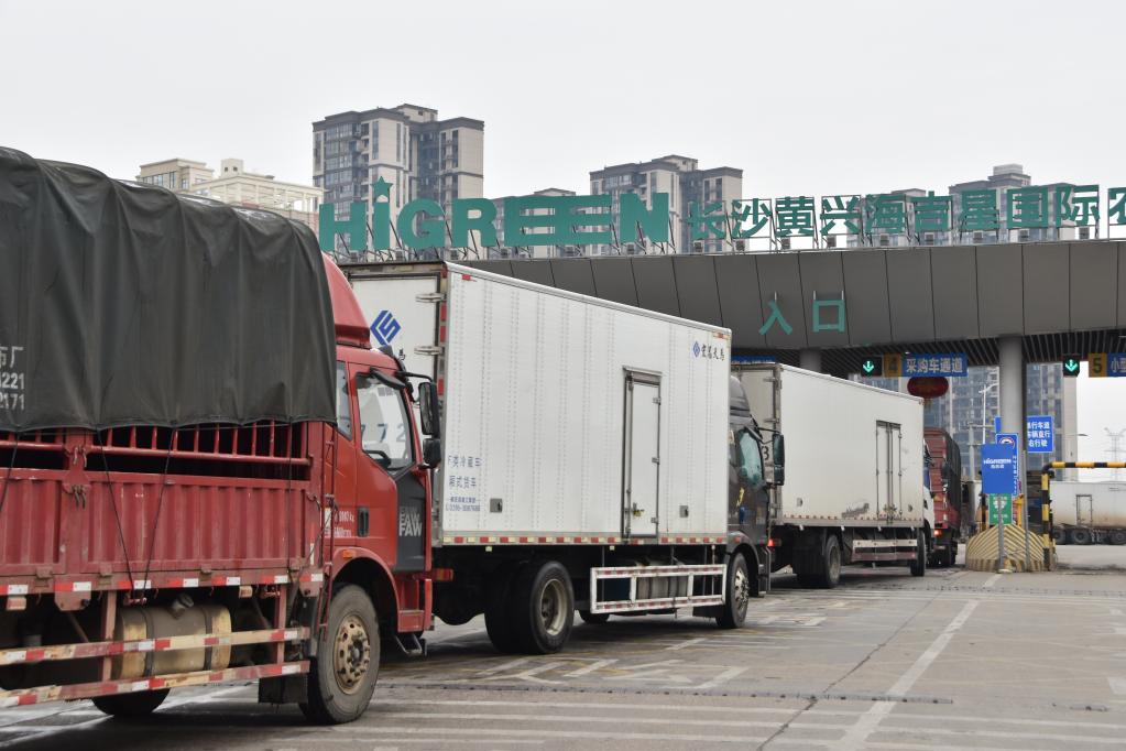 大货车排队进入长沙海吉星市场.新华社记者白田田 摄