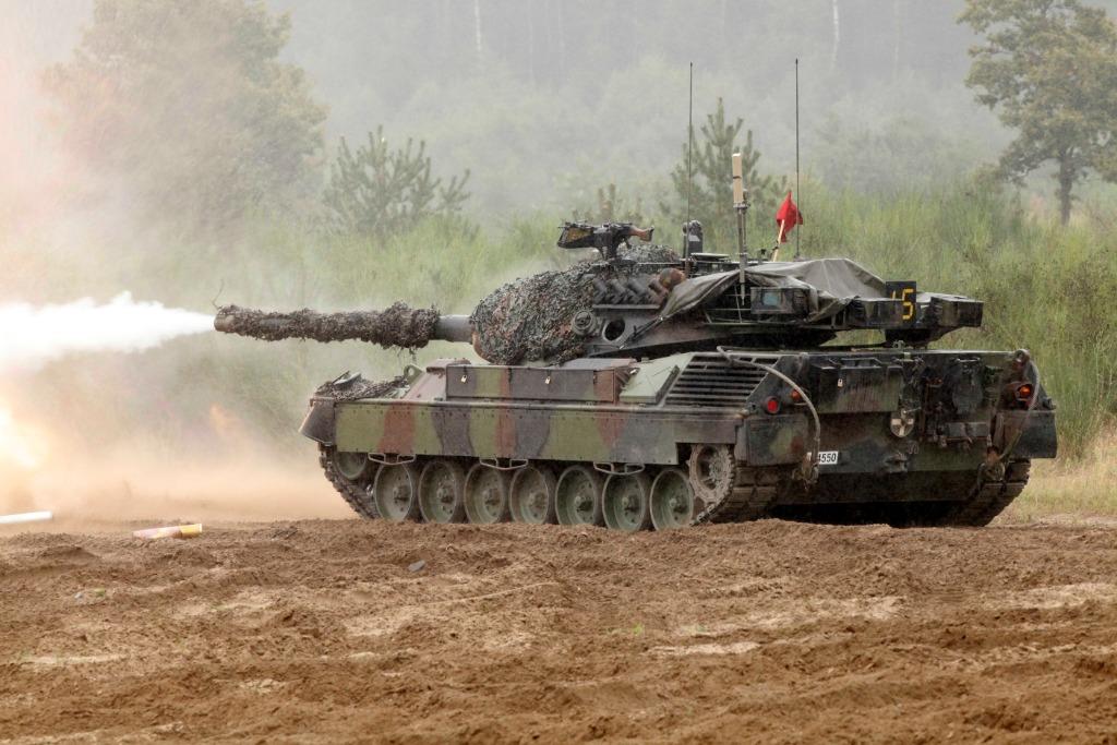 ↑一辆“豹”式坦克在北约塞尔军事基地进行射击 