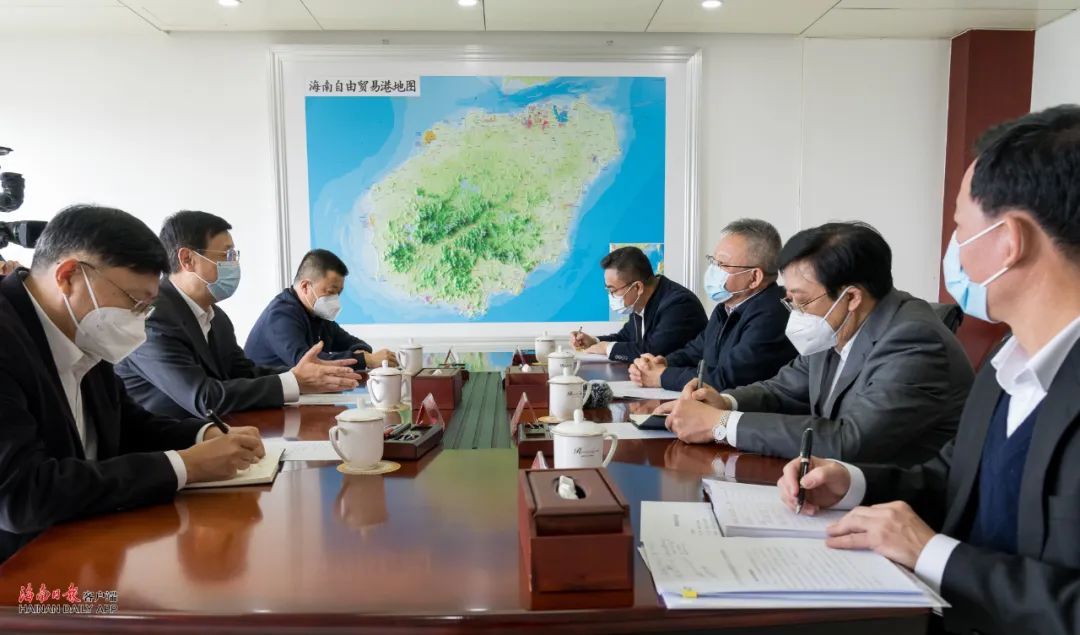 省委书记沈晓明,省长冯飞在海口与中国旅游集团党委书记,董事长陈寅