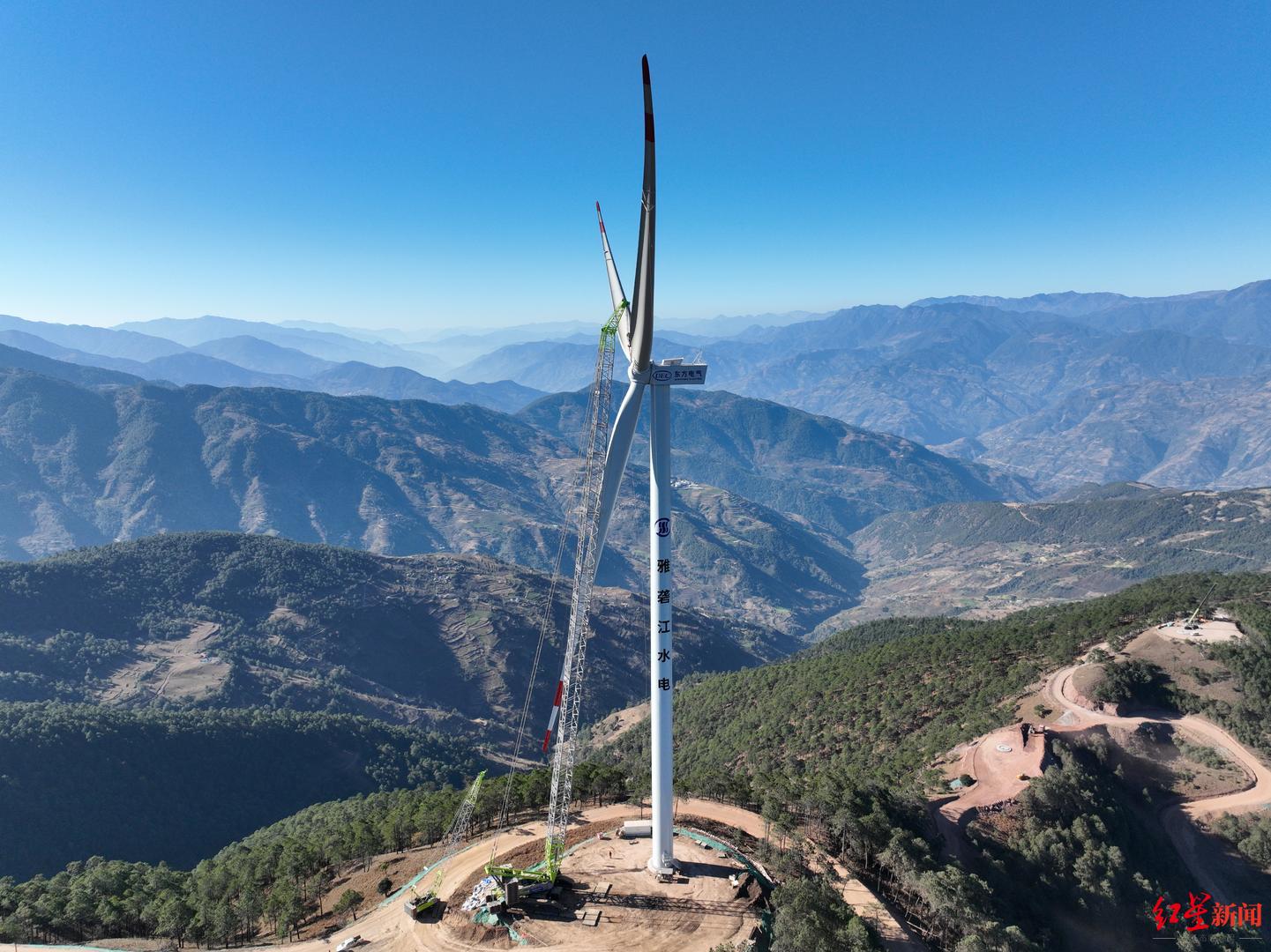 ▲四川凉山，雅砻江腊巴山风电场正在开展风机吊装 摄影 张富君