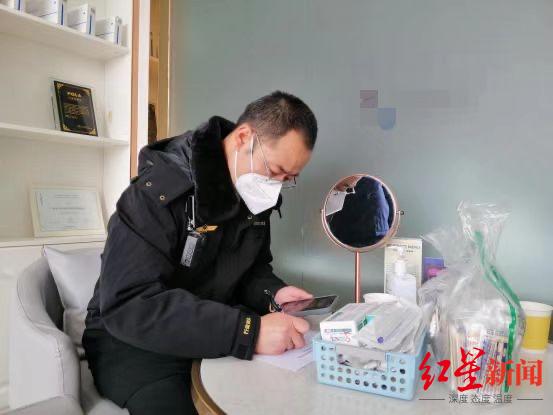 尿酸：医用棉签过期半年、玻尿酸超范围使用，温江一医疗美容机构被查处