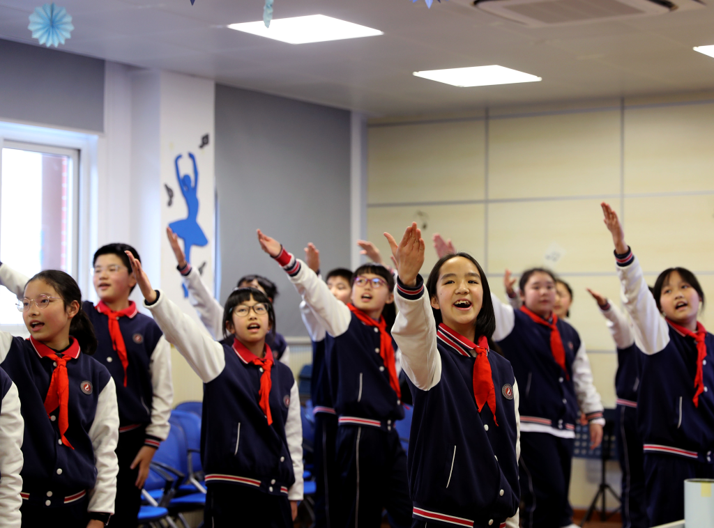 2022年2月23日,上海市格致初级中学的学生参加合唱社团课程