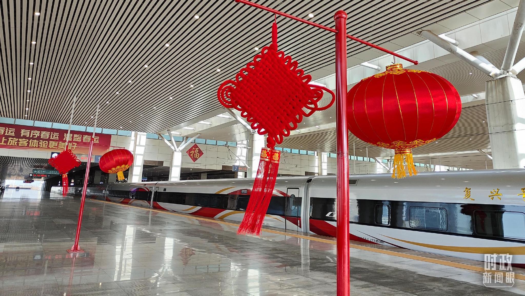 △春节将至，郑州东站站台上悬挂起红灯笼、中国结等。（总台央视记者杨立峰拍摄）