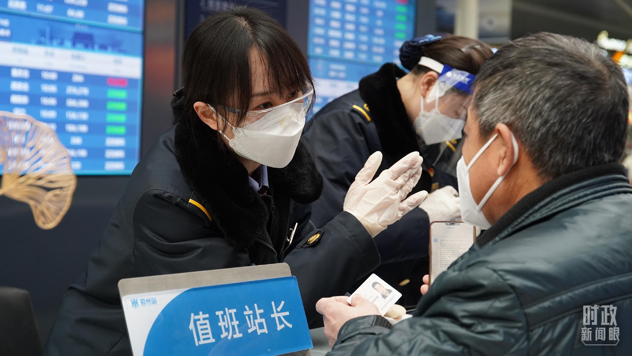 △高山正在为火车站旅客解疑答问。（总台央广记者潘毅拍摄）