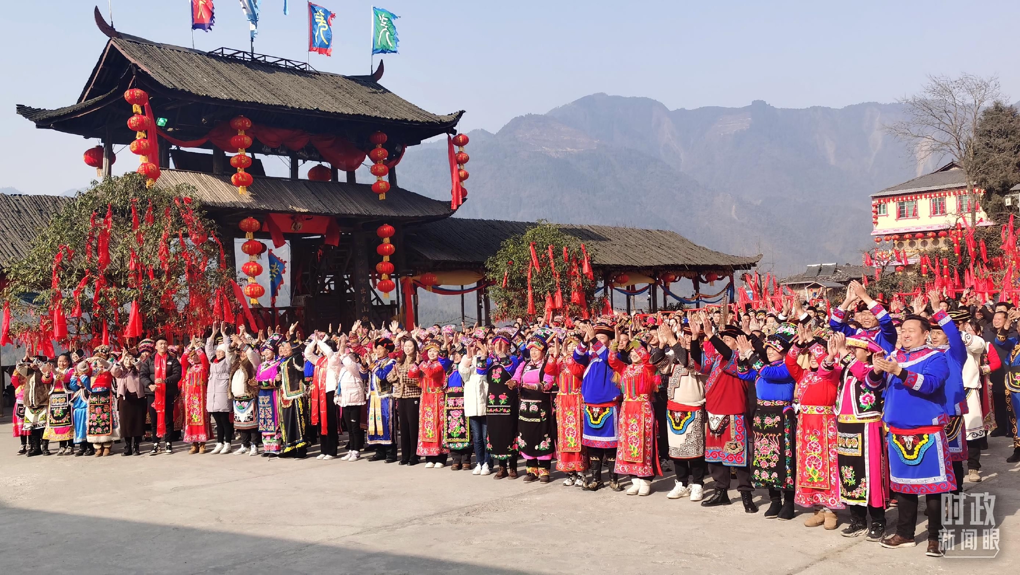 △石椅羌寨村民们给习近平总书记拜年。（总台央视记者关舟拍摄）