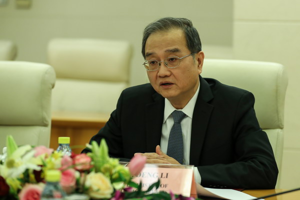 外交部副部长邓励同斯洛文尼亚外交部国务秘书日博加尔举行政治磋商