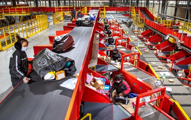 工作人员分拣快递包裹 资料图片 图据ic photo