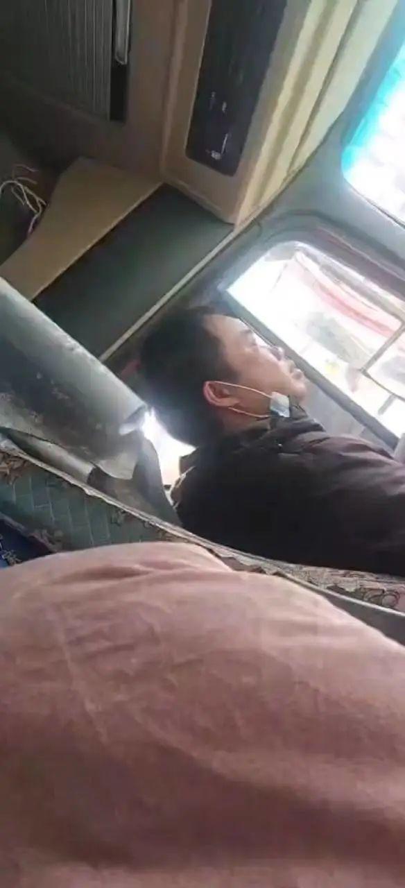 ▲货车司机漆令云代驾途中