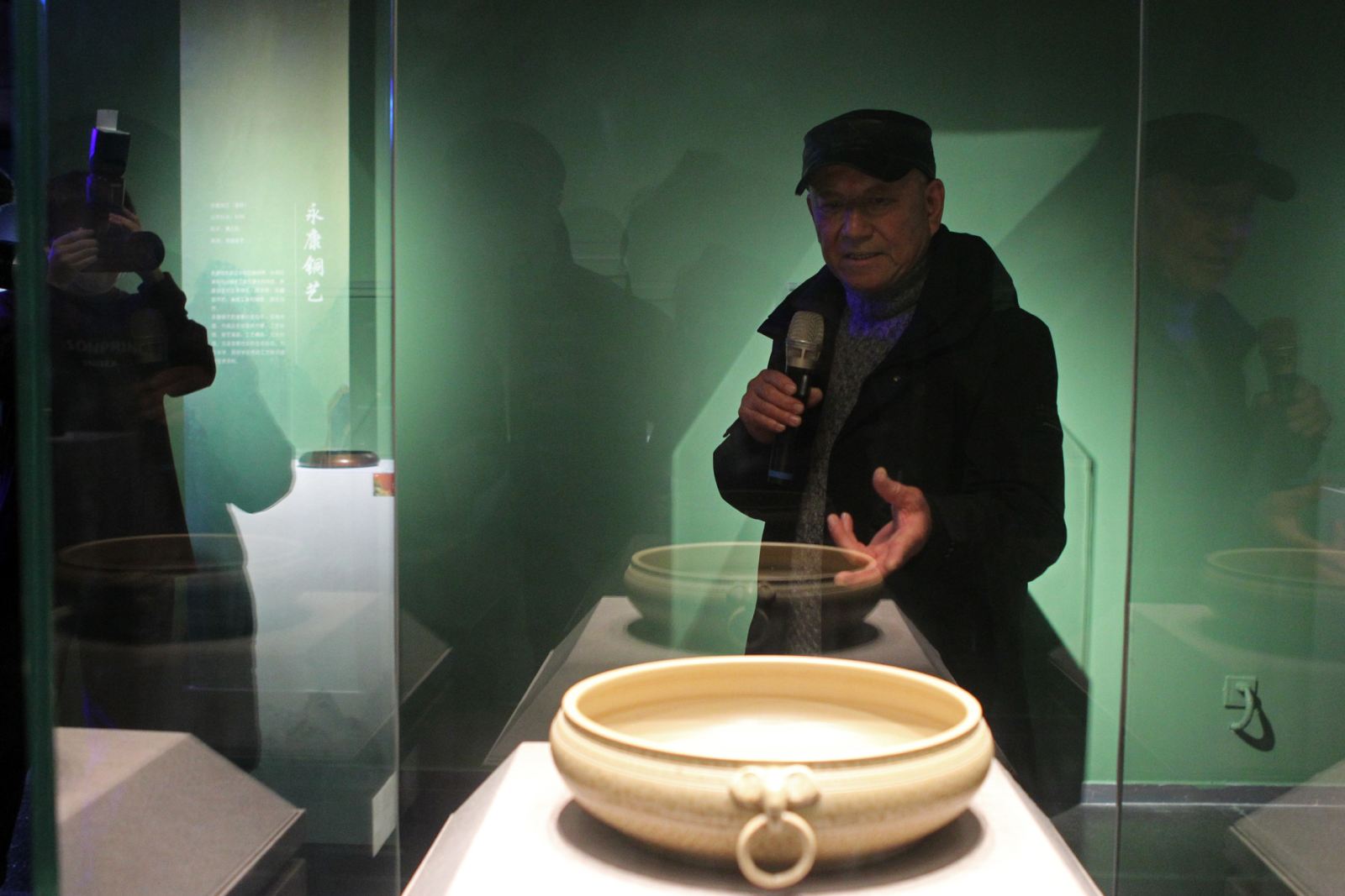 婺州窑陶瓷烧制技艺国家级代表传承人陈新华在介绍参展作品