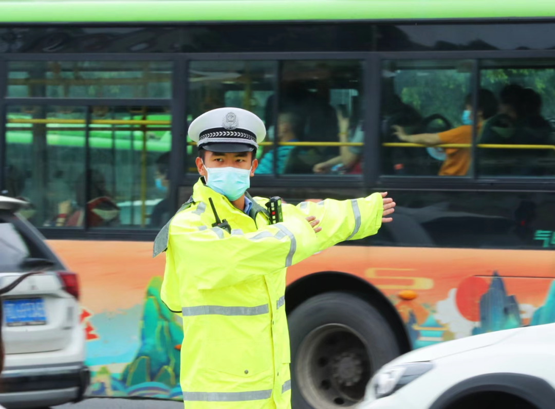 春运期间,厦门市交警在执勤.