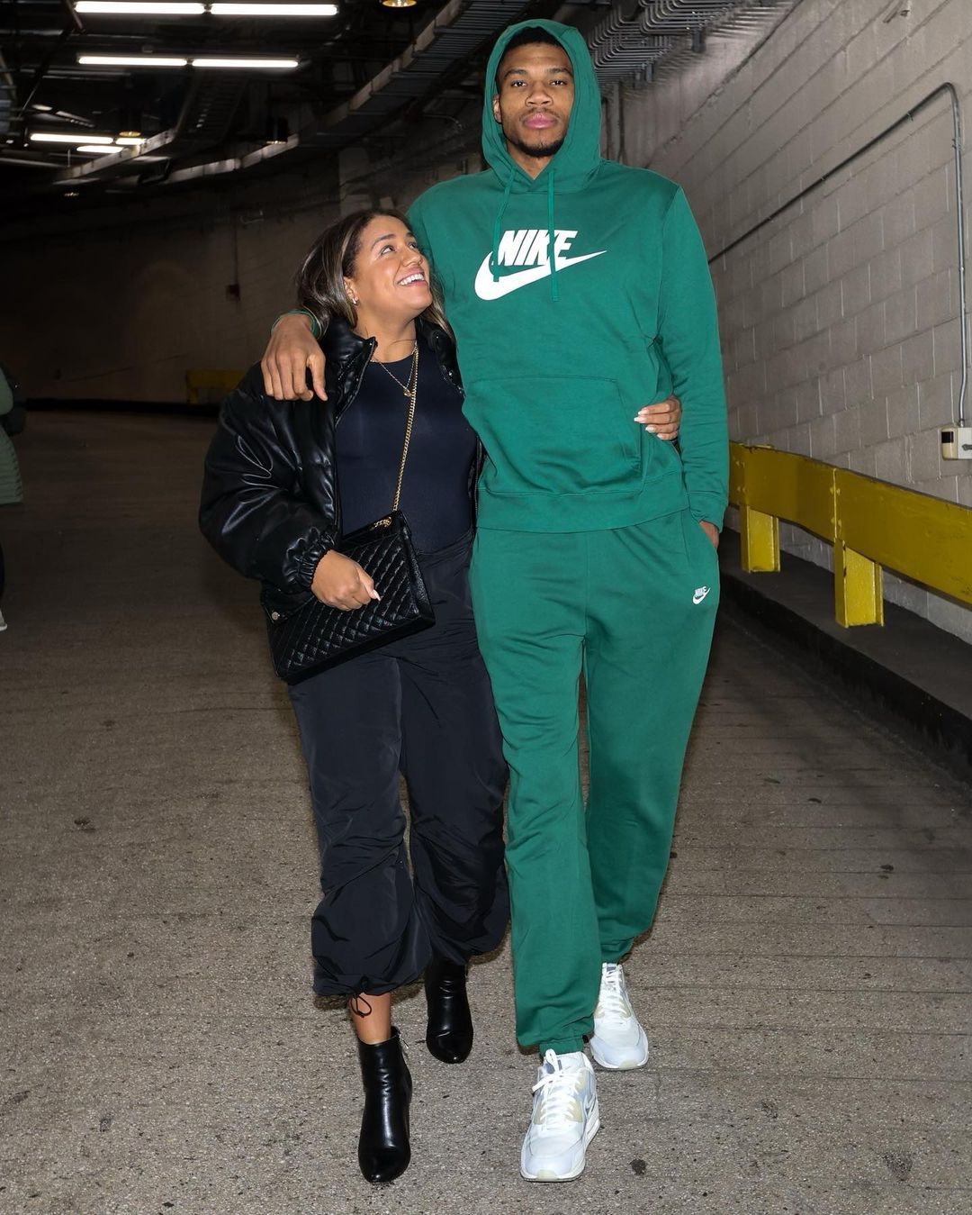 妻子晒外出美照 字母哥大尺度呼唤:????????️快来????????【爱哟网