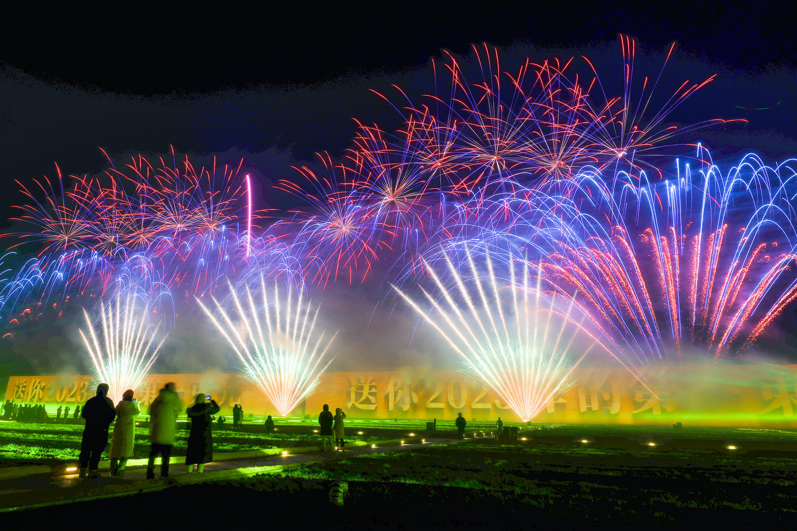 2023年1月1日,河南郑州,现场烟花空中绽放,游客争相用手机拍下烟花绚烂绽放的瞬间。图据IC Photo