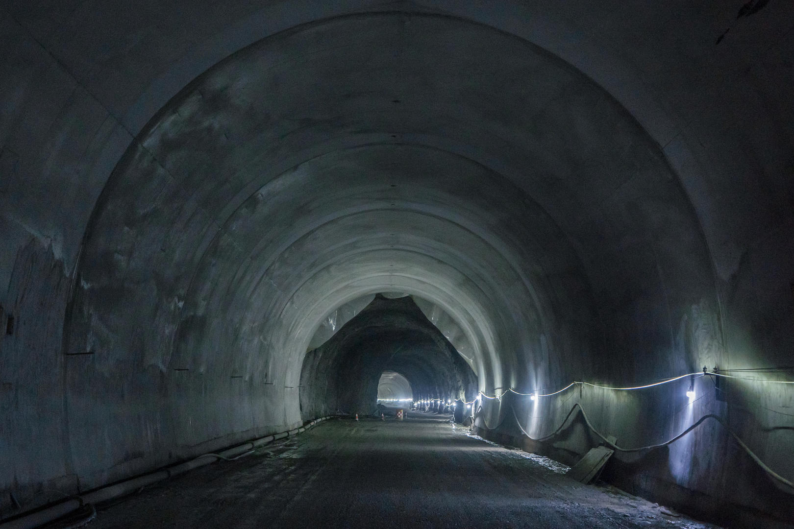 2021年5月16日，西藏墨脱，贯通后的派墨公路老虎嘴隧道部分洞段实景 图据视觉中国