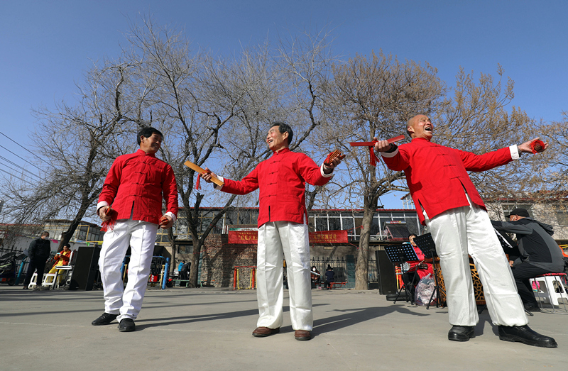1月18日,石家庄市栾城区楼底农民工俱乐部成员在楼底村文化广场表演