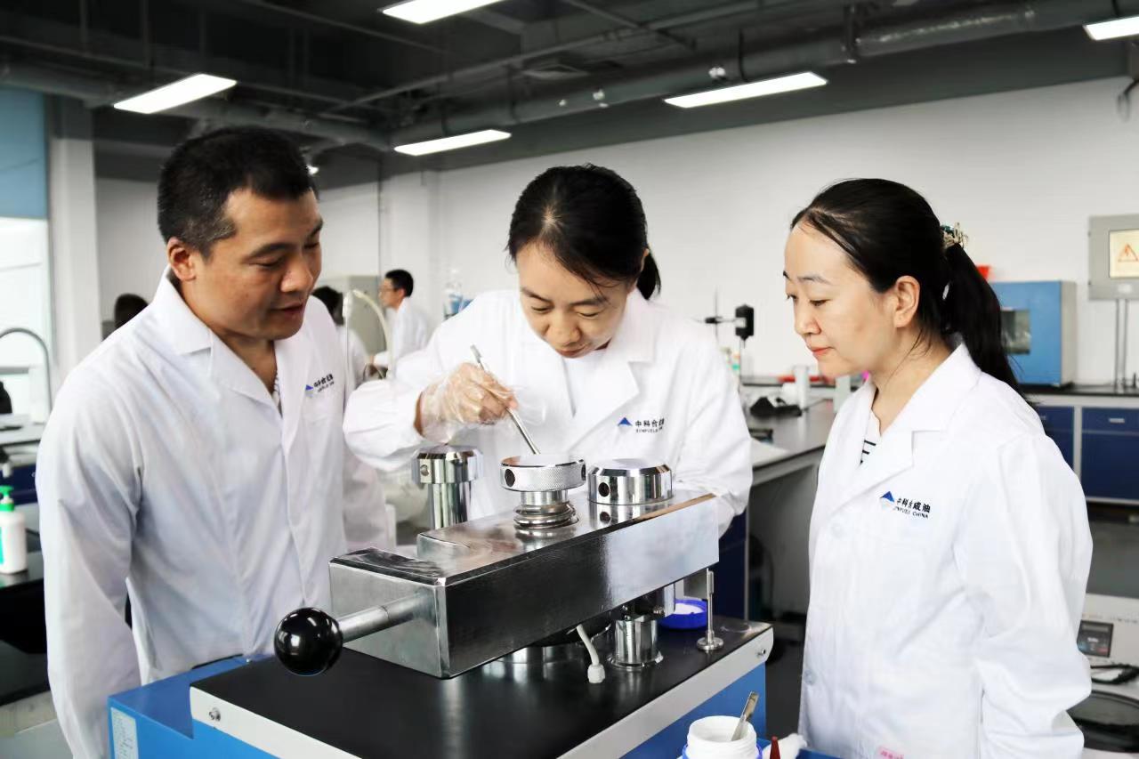 中科合成油研发团队进行产品分析.张宪丽摄