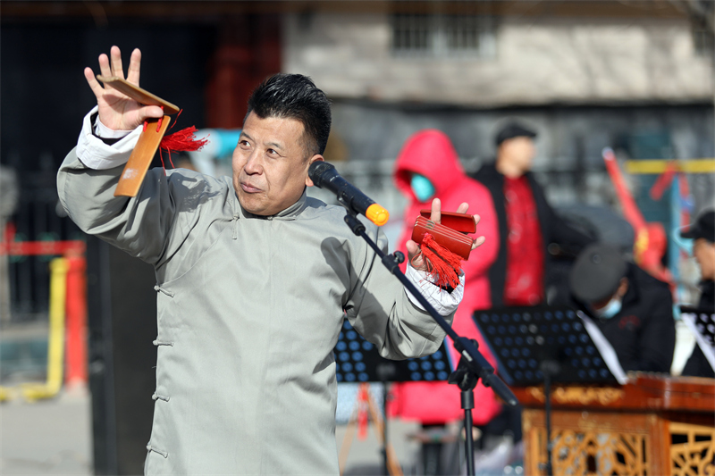 1月18日,石家庄市栾城区楼底农民工俱乐部成员在楼底村文化广场表演