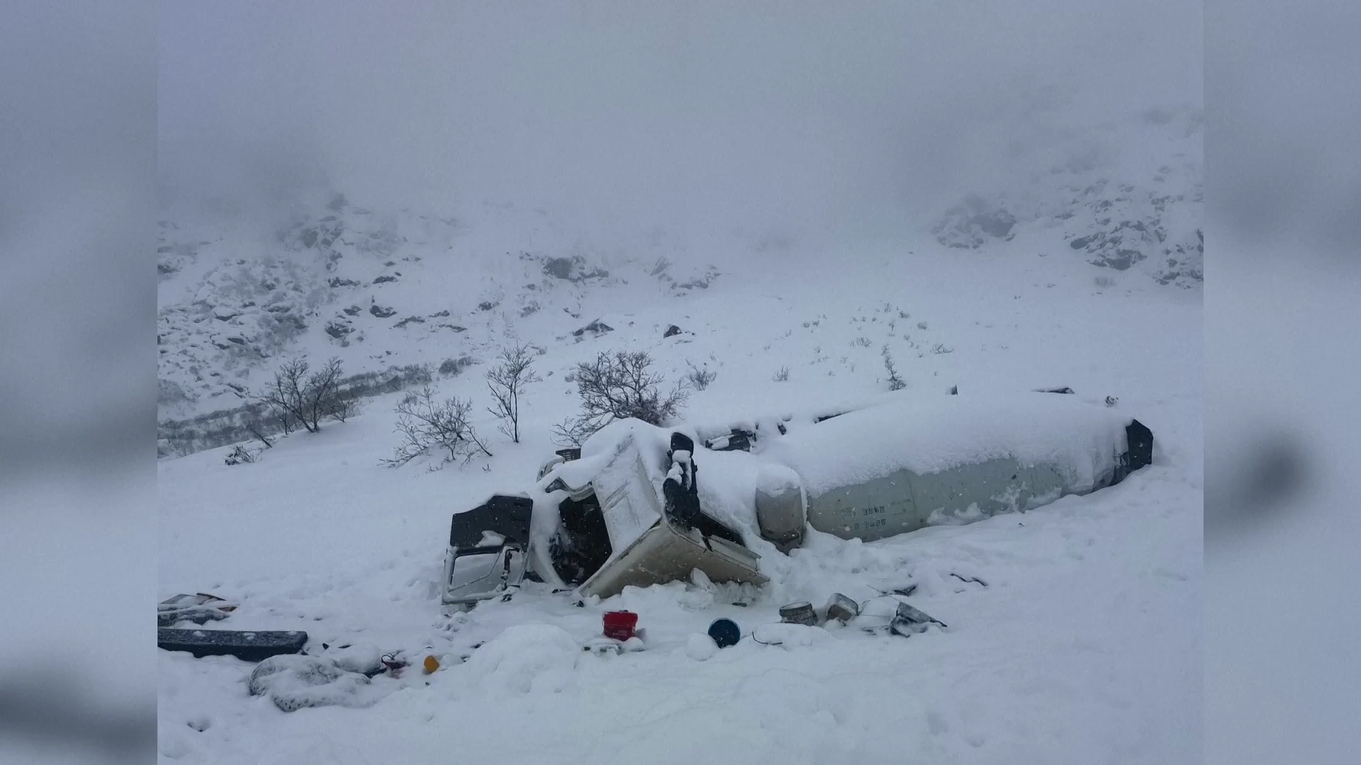↑1月18日，西藏林芝，被雪覆盖的翻车 视频截图 图据视觉中国