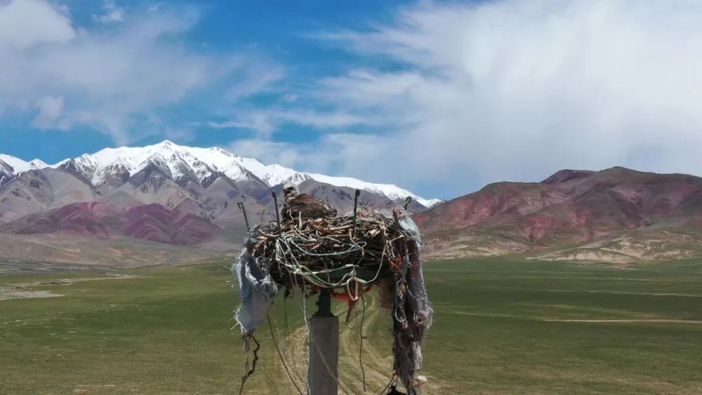 位于青海省海西蒙古族藏族自治州天峻县苏里乡的一处招鹰架.