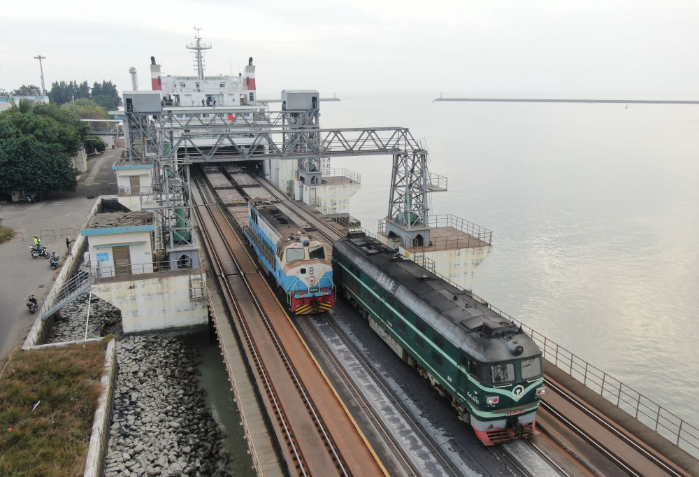 2023年1月,在琼州海峡跨海铁路轮渡码头,机车正在牵引轮船上的列车