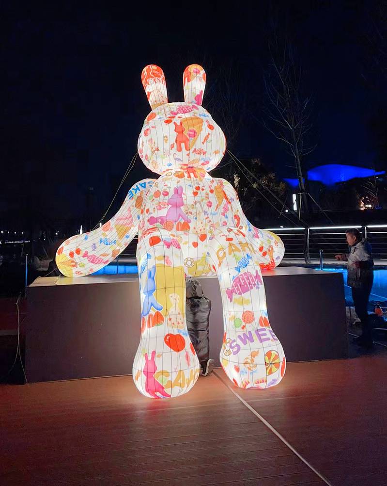 长风公园码头大型装置艺术品——"网红兔爷"