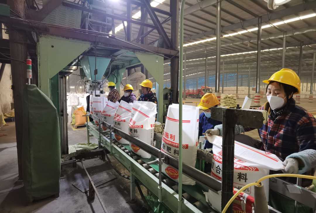 嘉施利(宁陵)化肥有限公司工人正在生产线上包装复合肥.宋涛摄
