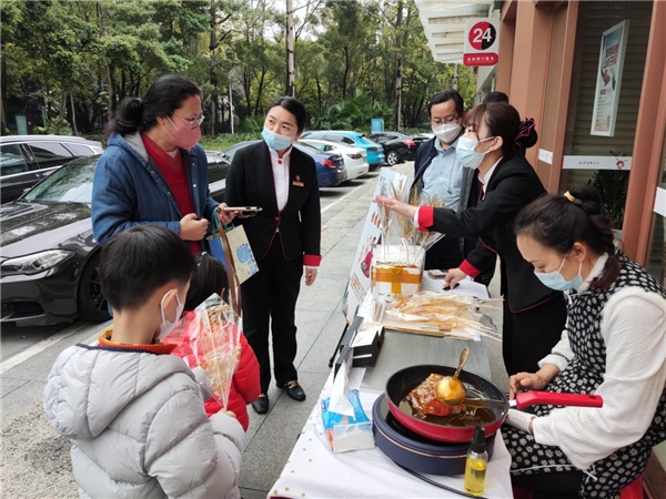 　　中信银行深圳景田支行党支部送上手工糖画,介绍春节权益