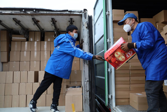 (中通快递山西霍州网点快递员郝晓鹏正在揽收当地特产年馍包裹.