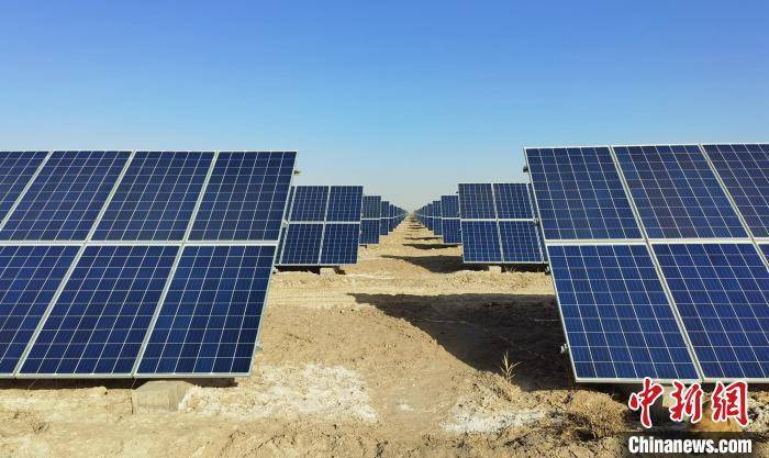 2023年1月17日，温暖的阳光下，哈密荒漠地带的光伏发电企业正在发电。　孙永杰 摄