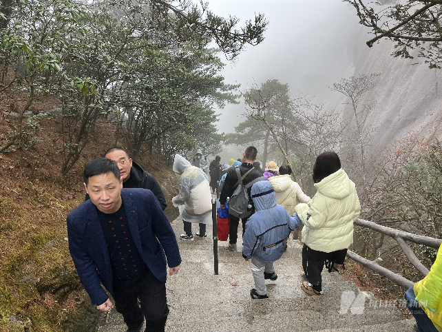 1月12日，黄山上的游客 图片来源：每经记者 于垚峰 摄 