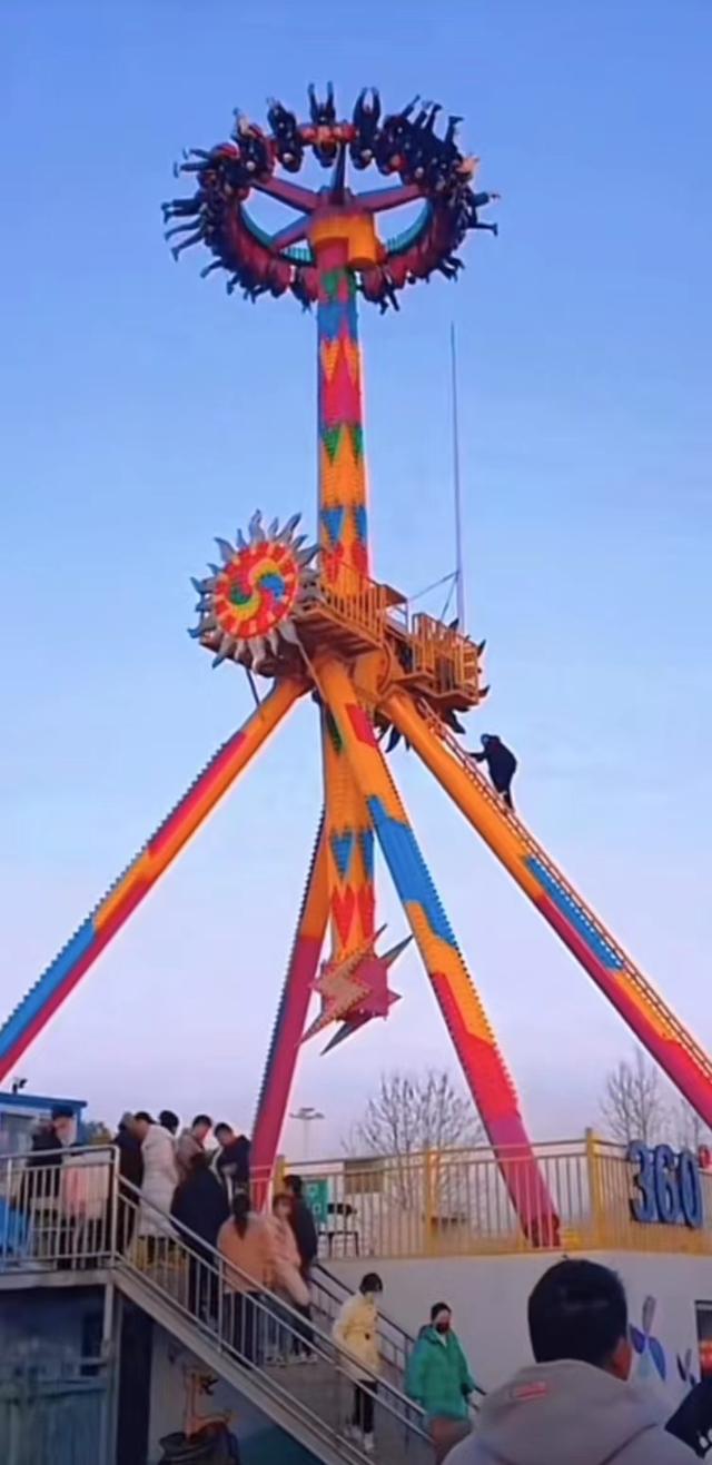 1月19日,安徽一游乐设施大摆锤疑似出现故障,工作人员爬上钟摆手动