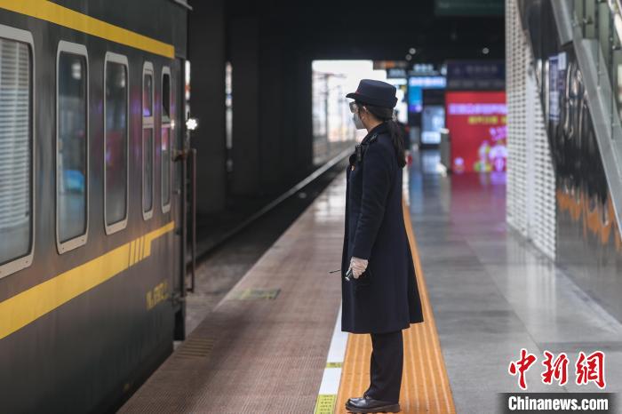 图为蒋靖妍在站台上目送一辆列车离开车站.刘力鑫 摄