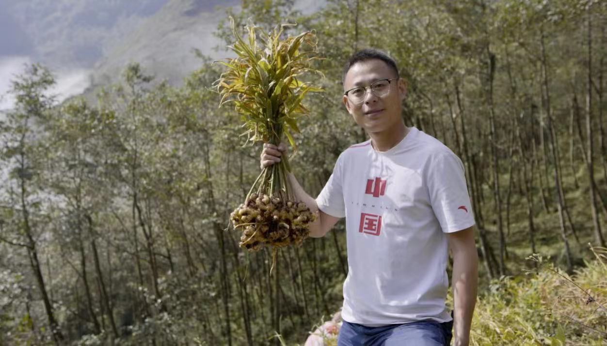 △电商新农人胡超，一年有200多天奔波在云南省各产地，寻找新鲜货源。