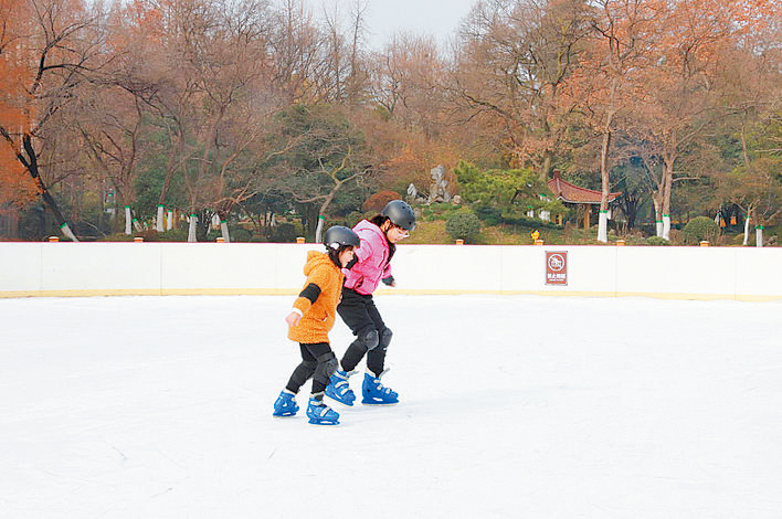 市民在逍遥津公园室外真冰溜冰场体验冰雪运动的乐趣  合肥文旅 供图