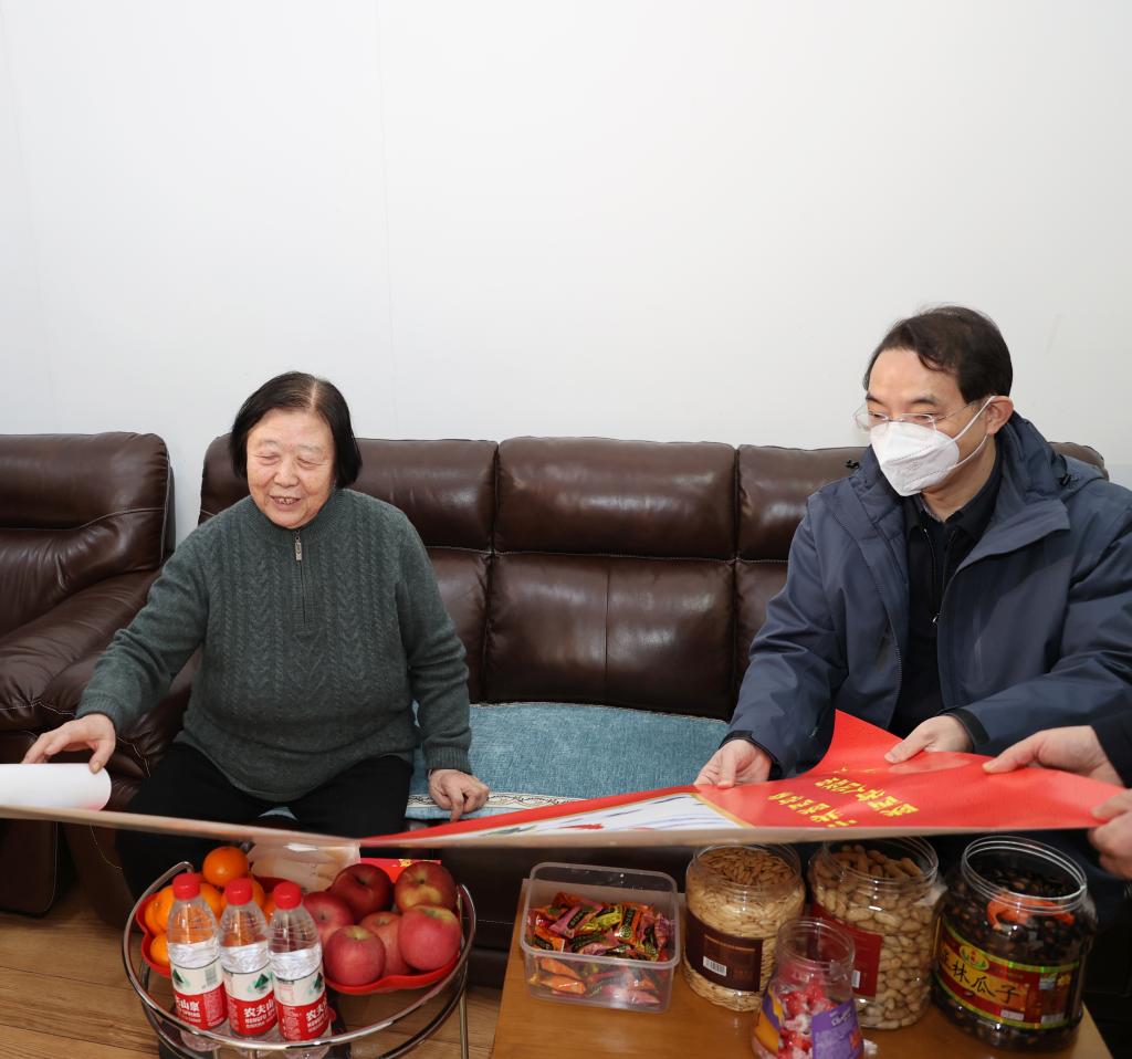 富兰,并通过致慰问信,委托相关部门负责同志代为看望的方式慰问牟玲生