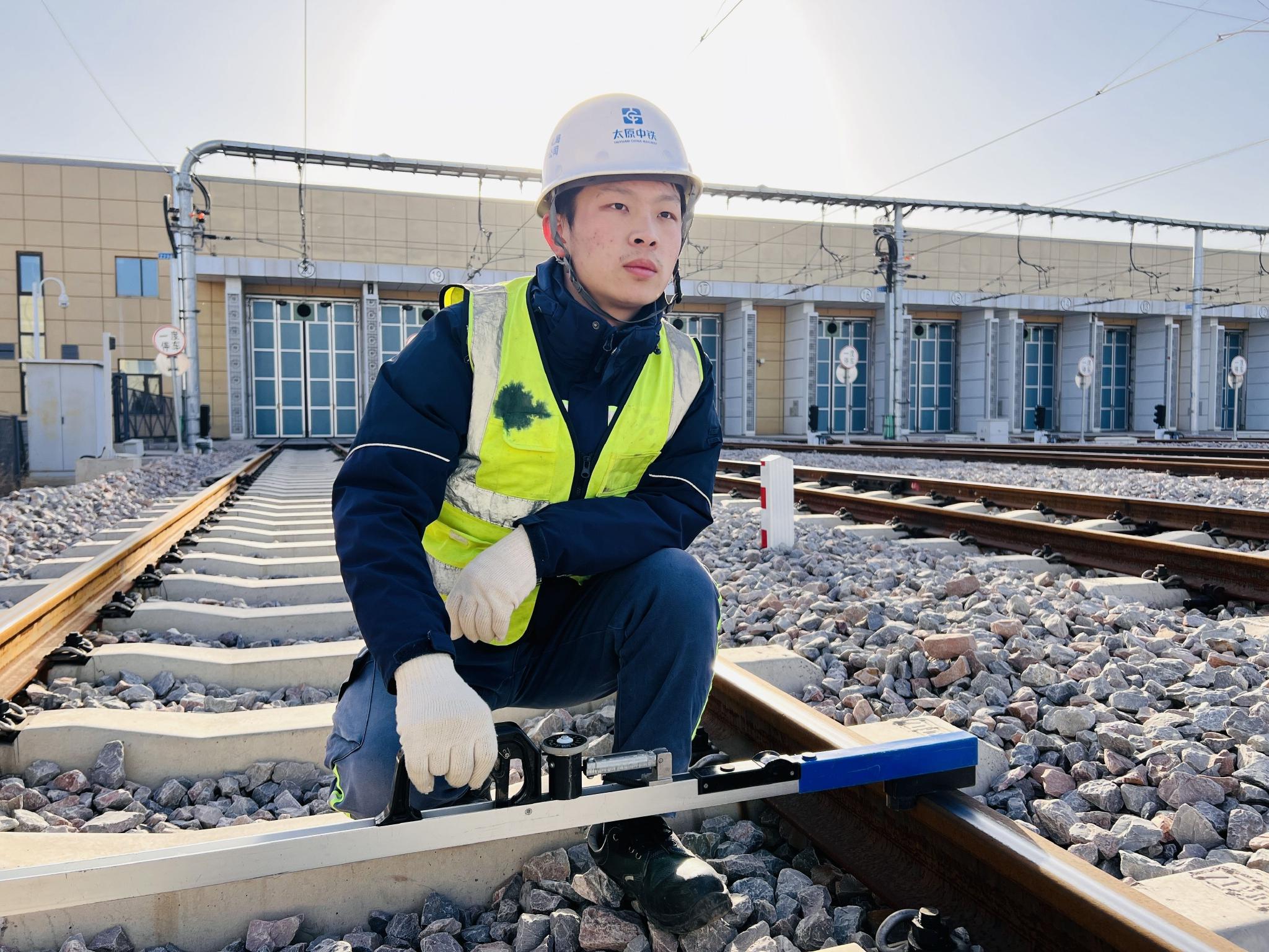 太原地铁2号线检修工侯鹏飞正在进行轨道设备检查作业