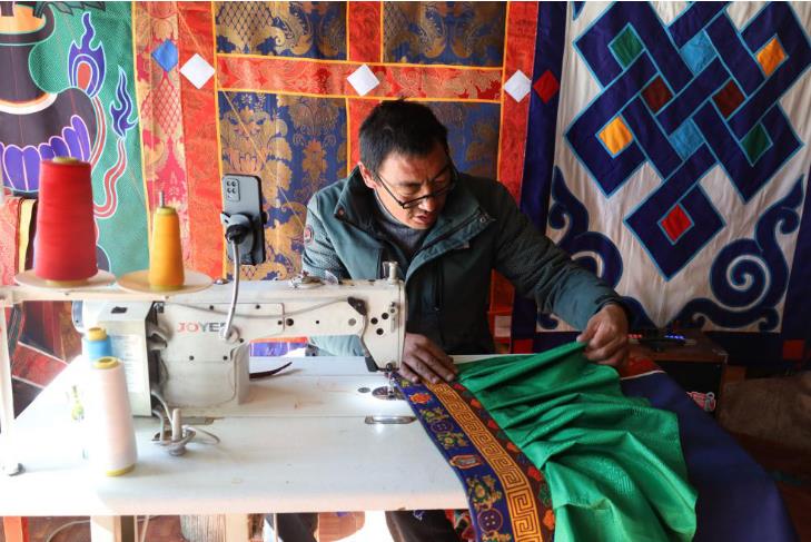 图为巴桑罗布正在加工布料.见习记者&nbsp;武沛涛&nbsp;摄
