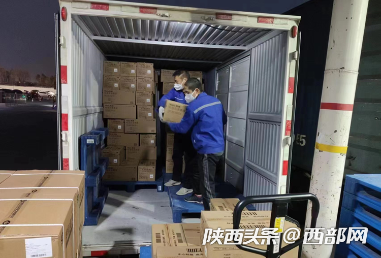 国药控股陕西有限公司工作人员运调医疗物资。