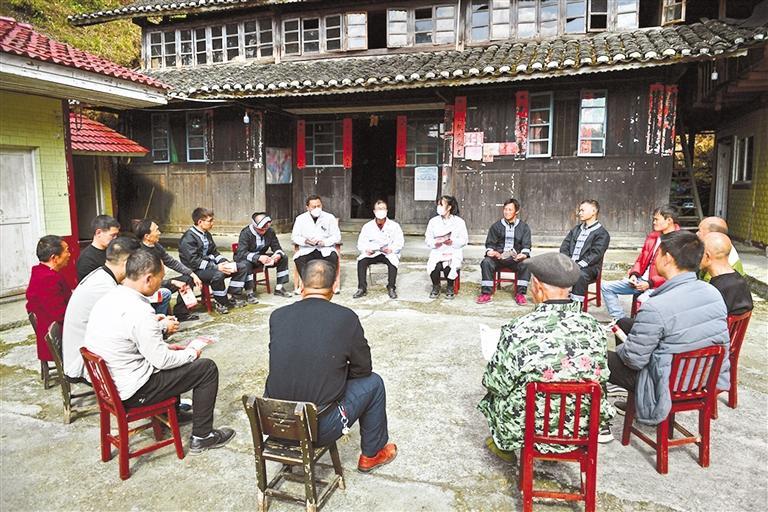 天柱县中医院医生在江东镇大塘村开院坝会普及重大疾病防治知识.