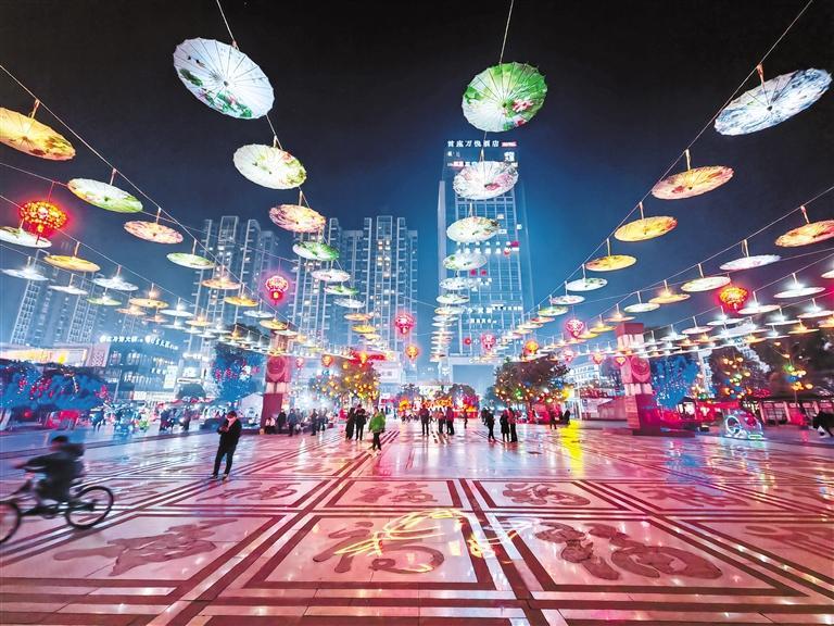 福泉市城区大街小巷被大红灯笼和五颜六色的彩灯装扮得流光溢彩,处处