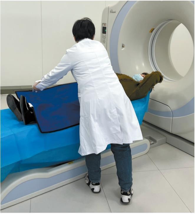 市民在西安市雁塔区杜城社区卫生服务中心ct诊室拍片.