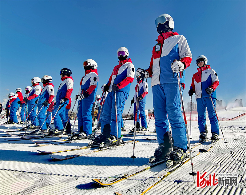 唐山市路北区弯道山滑雪场开门迎客