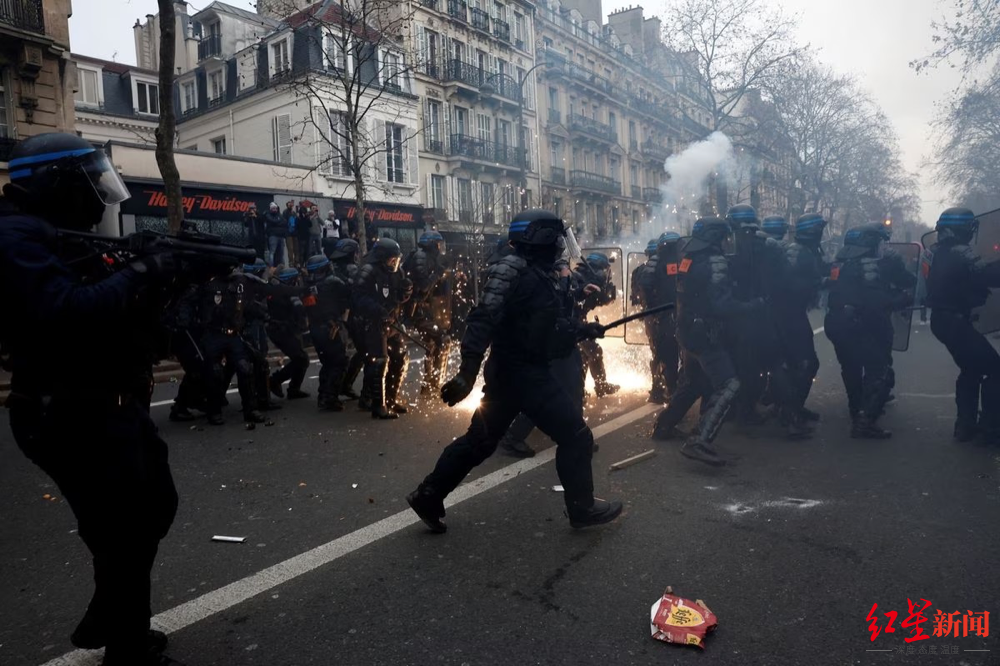 ↑法国警察在示威活动中和抗议者发生冲突