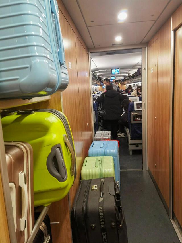 2023年1月10日,上海开往成都的一辆动车上,过道被行李占满.