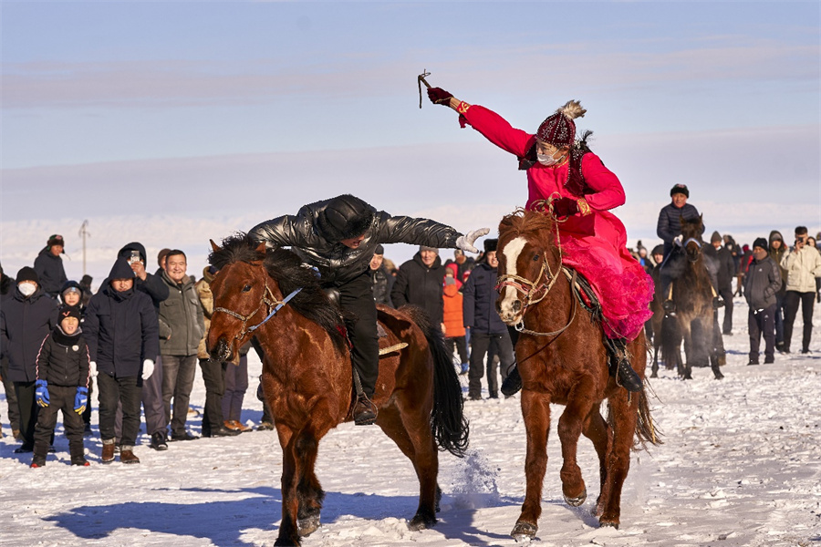 喜庆的节日依据哈萨克族风俗"叼羊"项目 新华网发 汪许冬摄叼羊,套马
