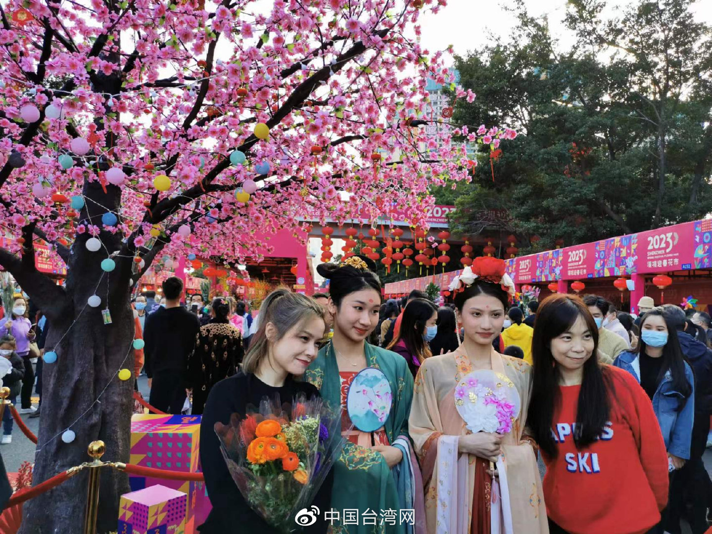 在拍照打卡点游客与穿汉服的小姐姐合影.(中国台湾网 薛超 摄)