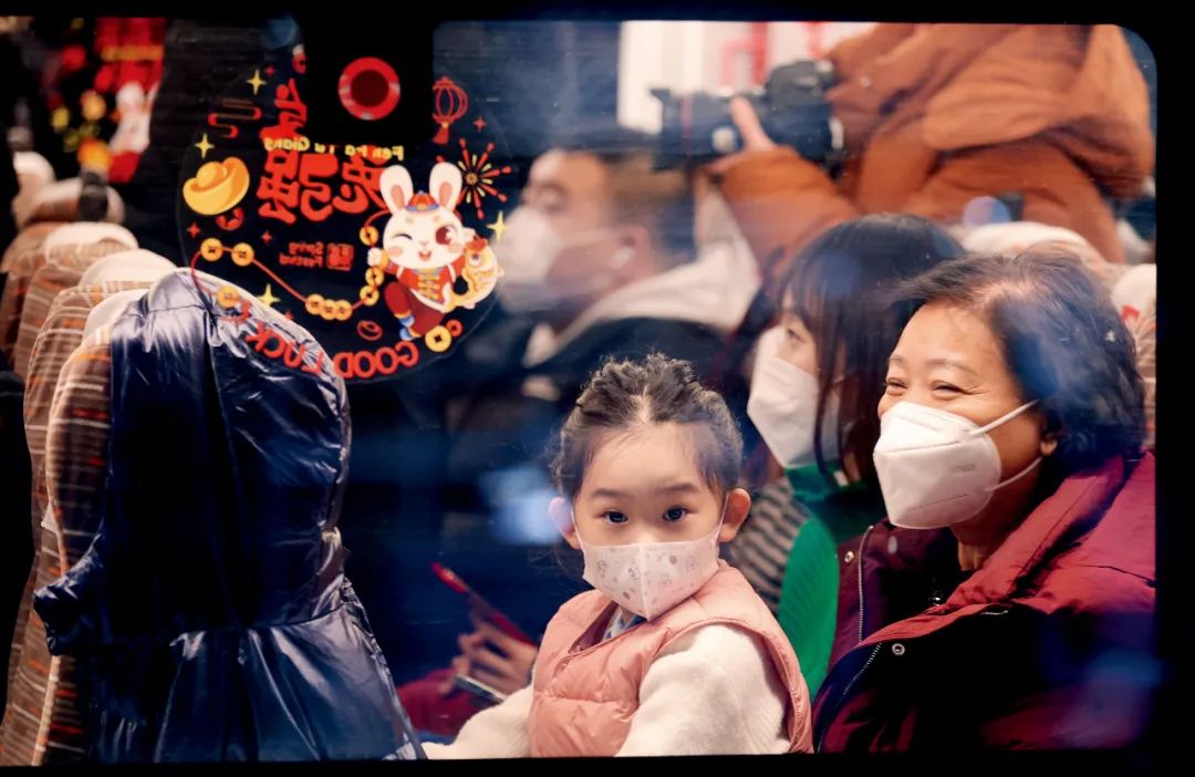 1月7日，旅客在辽宁沈阳火车站乘车。当日，2023年春运启动。摄影/本刊记者 于海洋