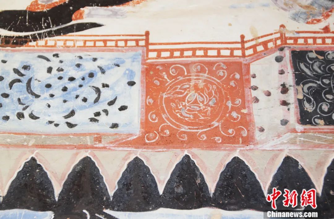 莫高窟第302窟“三兔共耳”栏墙纹，这是目前已知该图案年代最早的实例。敦煌研究院供图