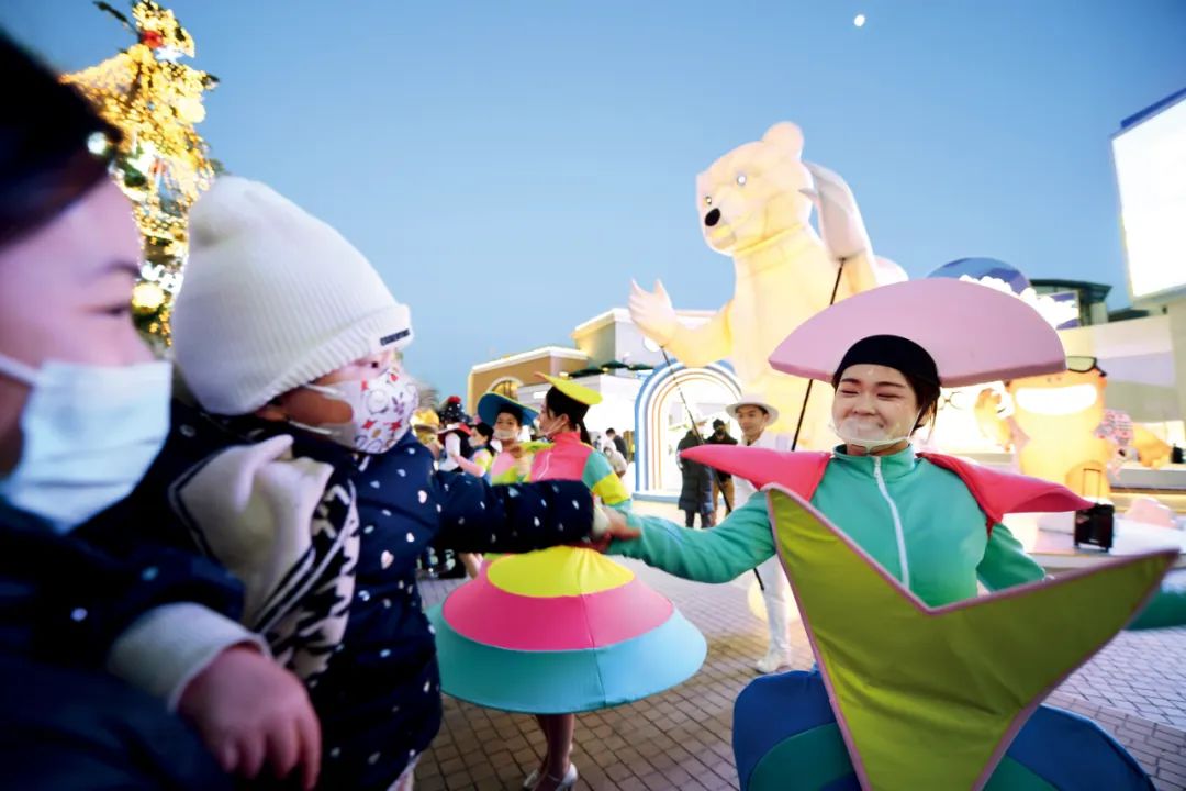 1月2日，北京蓝色港湾灯光节暨庆贺新年活动期间，巡演演员与游客互动。图/视觉中国