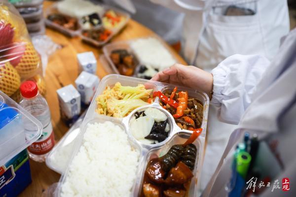 岳阳医院急诊科医生巫亚颖,当班护士值班长吴晓琳和急诊科医生祁丽丽